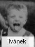 dítě vyplazuje jazyk
