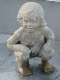 Čůrající dívka (little girl peeing)