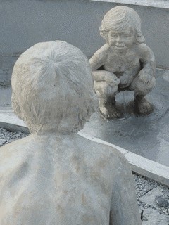 Čůrající dívka (little girl peeing)