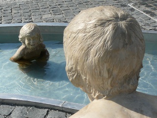 Holčička, čůrající pod vodou (little peeing girl)